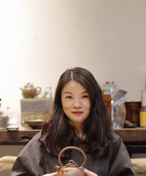 紫砂艺人陈莲花，助理工艺美术师