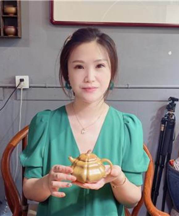 紫砂艺人陈蒙娅，工艺美术员