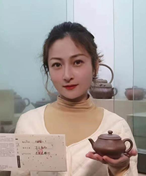 紫砂艺人陈雪妮，工艺美术员