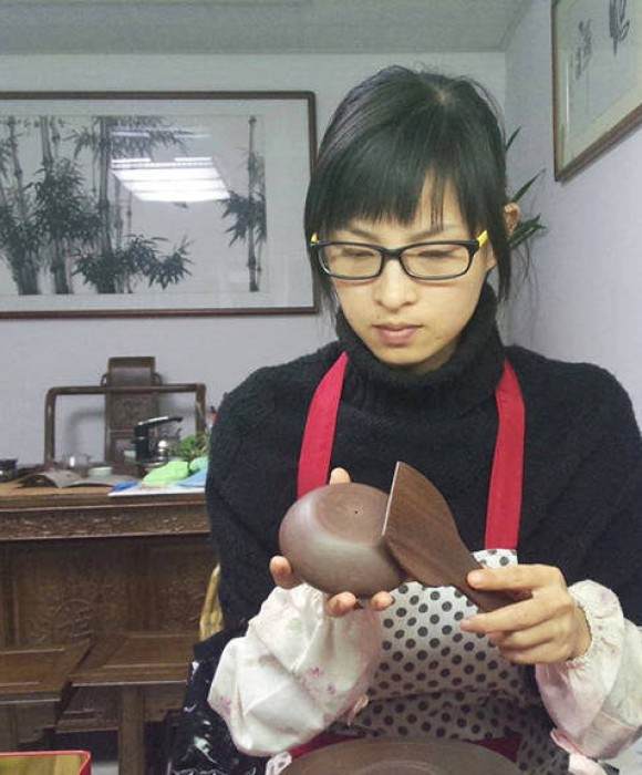 紫砂艺人陈霞，工艺美术师
