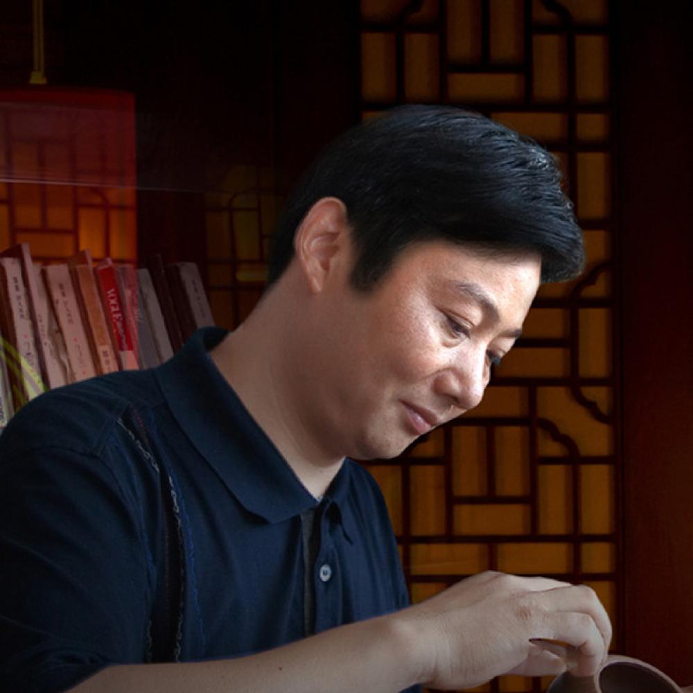 紫砂艺人陈龙大，正高级工艺美术师（乡土人才评审获得）