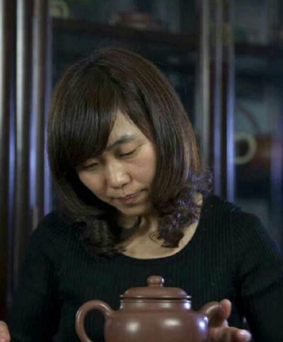 紫砂艺人陶红月，工艺美术师
