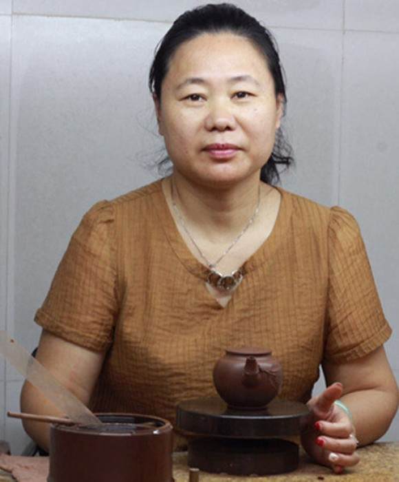 紫砂艺人霍菊华，工艺美术师