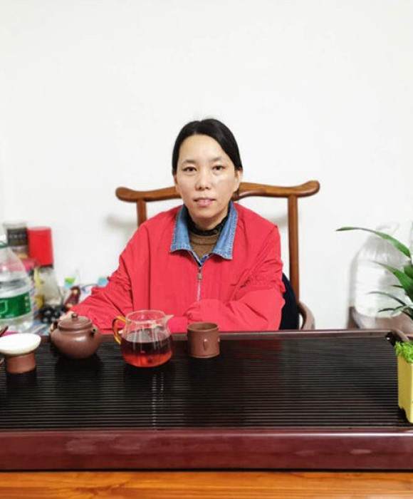 紫砂艺人韩琴华，助理工艺美术师