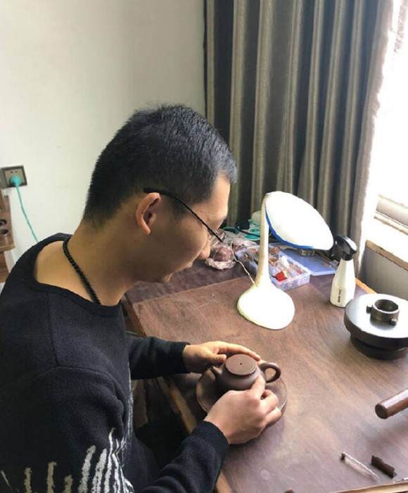 紫砂艺人顾士超，工艺美术师