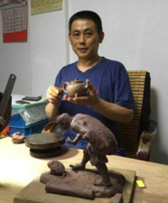 紫砂艺人顾志益，高级工艺美术师