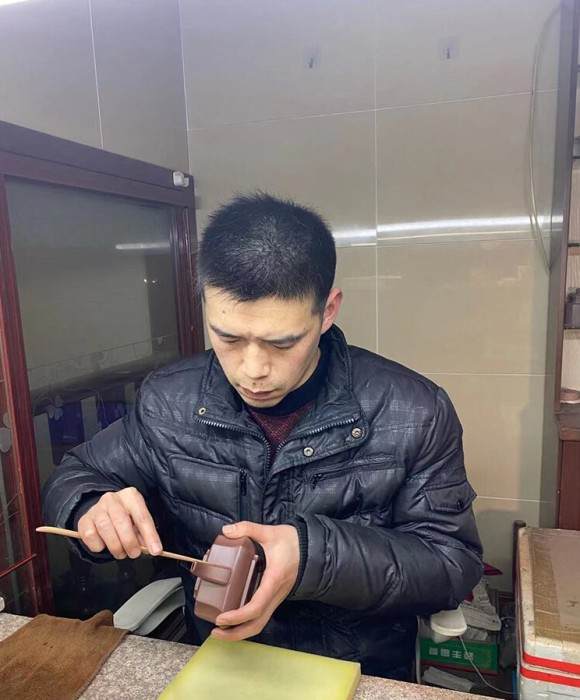 紫砂艺人顾斌韬，助理工艺美术师