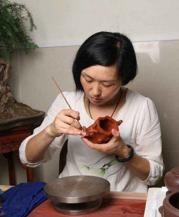 紫砂艺人顾春芳，工艺美术员