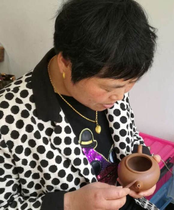 紫砂艺人顾玉华，助理工艺美术师