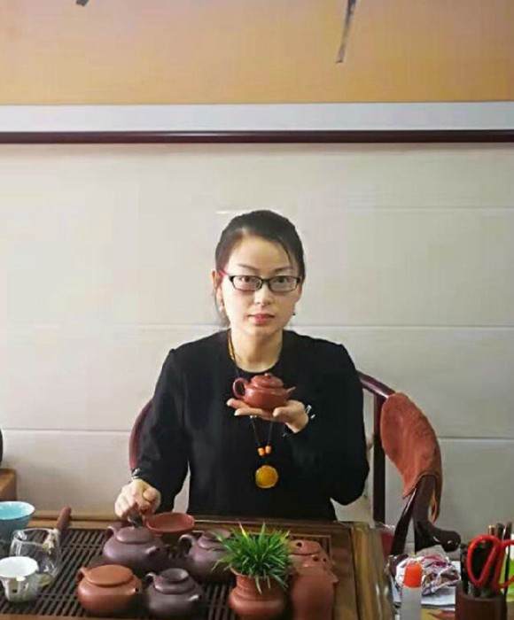 紫砂艺人颜平，助理工艺美术师