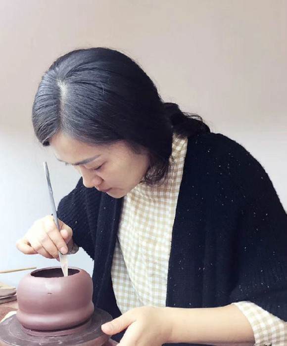 紫砂艺人饶青，工艺美术师