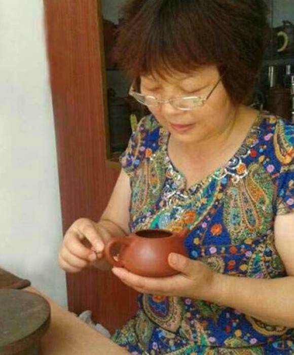 紫砂艺人马夕妹，助理工艺美术师