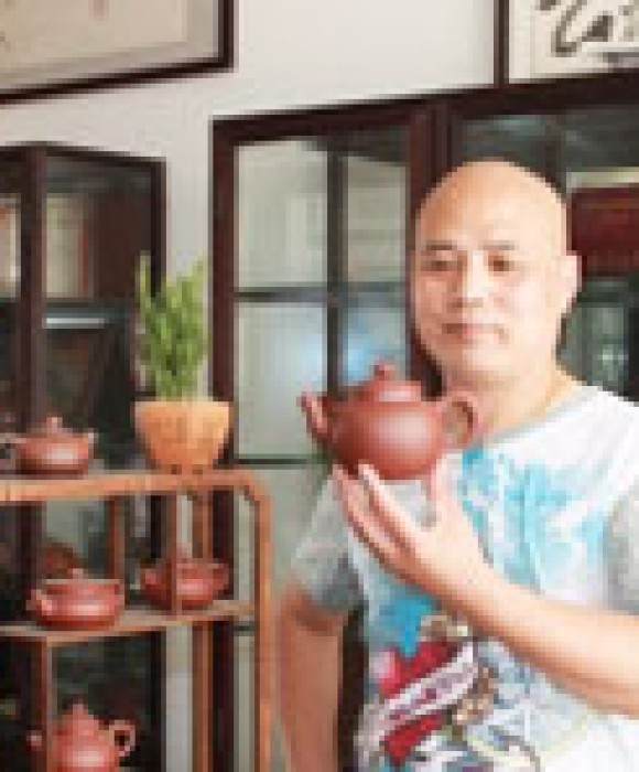 紫砂艺人高建中，正高级工艺美术师（乡土人才评审获得）