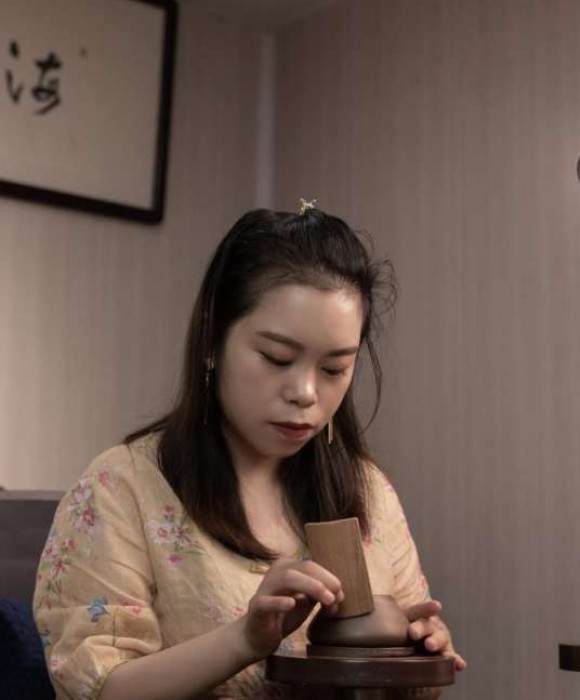 紫砂艺人高海霞，助理工艺美术师