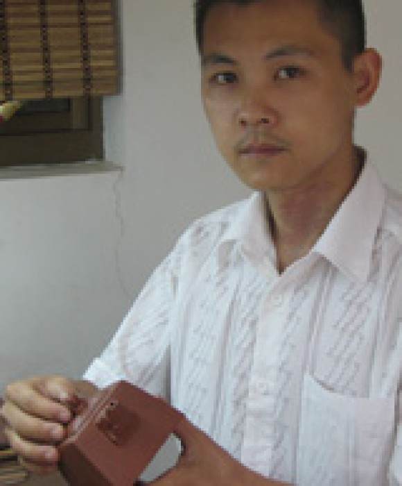 紫砂艺人高爱春，正高级工艺美术师（乡土人才评审获得）
