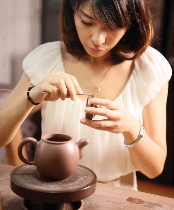 紫砂艺人高语，助理工艺美术师