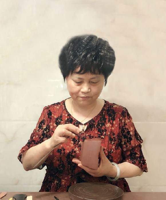 紫砂艺人魏顺妹，助理工艺美术师