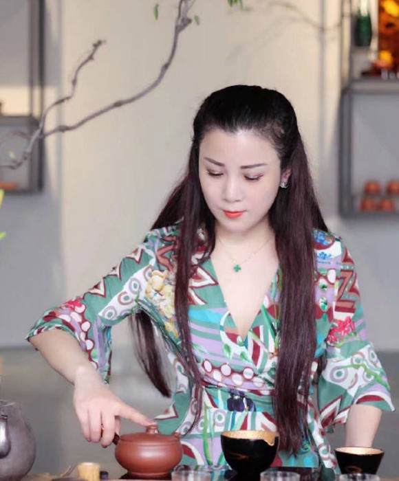 紫砂艺人鲍亚萍，高级工艺美术师