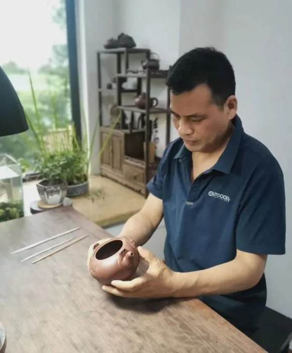 紫砂艺人鲍伯年，助理工艺美术师