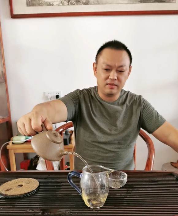 紫砂艺人鲍成俊，工艺美术师