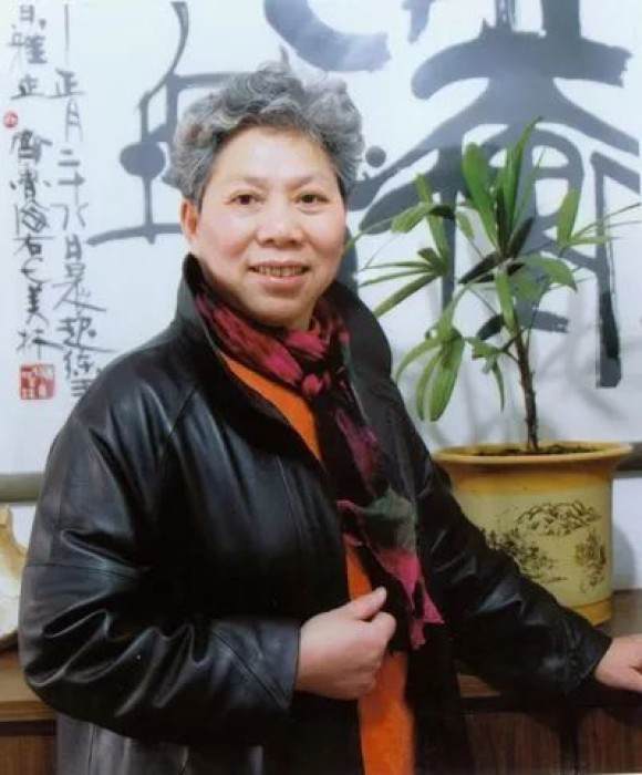 紫砂艺人鲍正兰，正高级工艺美术师