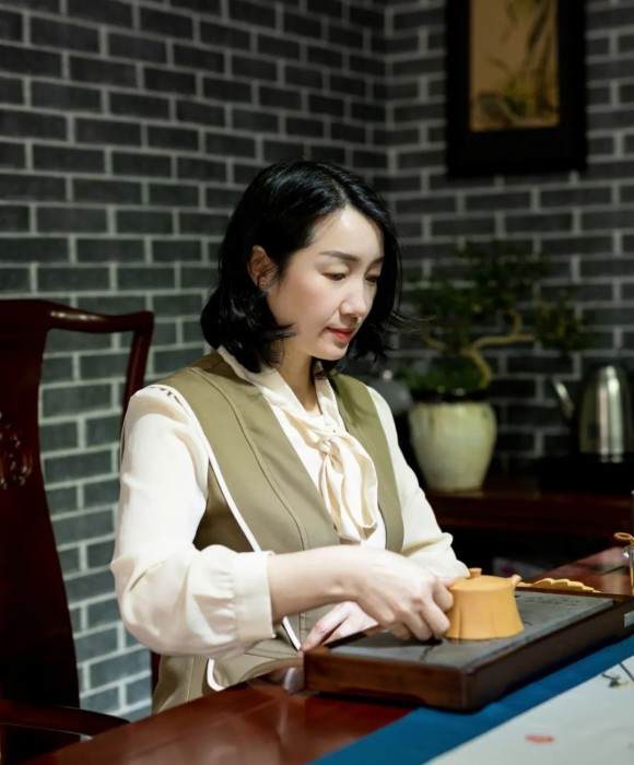 紫砂艺人黄丽霞，助理工艺美术师