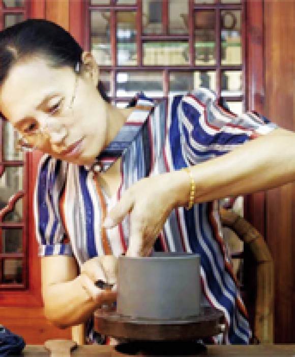紫砂艺人黄晓瑛，助理工艺美术师