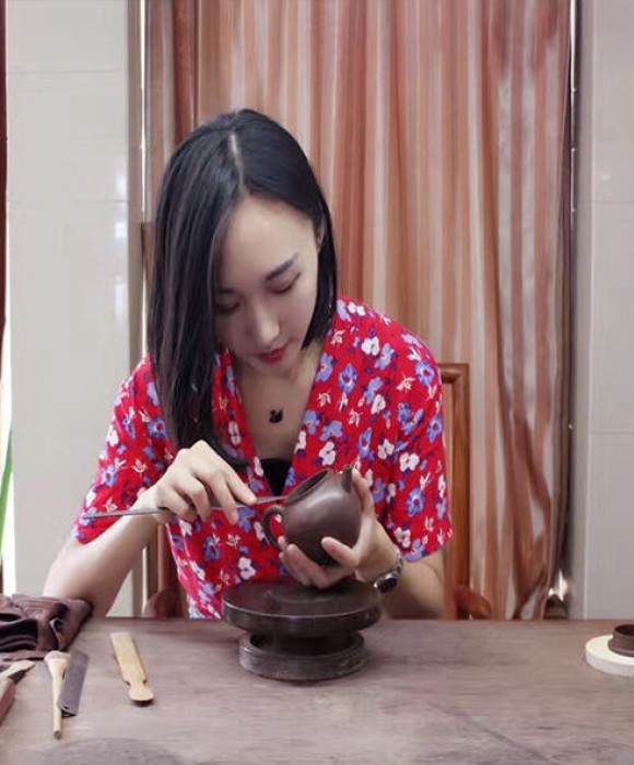 紫砂艺人黄洁，工艺美术师